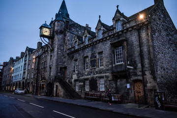 Fototapeta premium typical street in the city of edinburgh shooted during the blue hour.