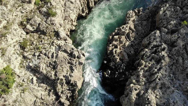 ascenseur a&eacute;rien au dessus d'une torent de montagne 