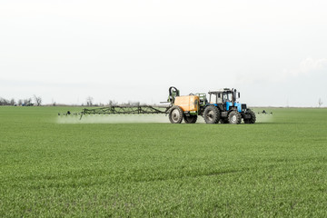 Obraz premium Tractor with a spray device for finely dispersed fertilizer.