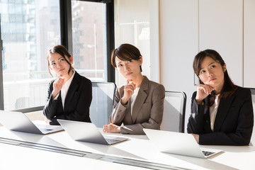 オフィスで働くOLイメージ