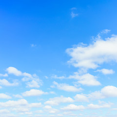 Obraz premium Chmury z niebieskim tle nieba.