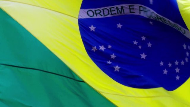 Bandeira do Brasil ao vento.