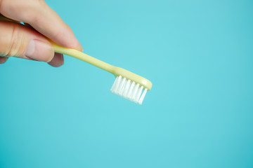 toothbrush　歯ブラシ　黄色　歯を磨く