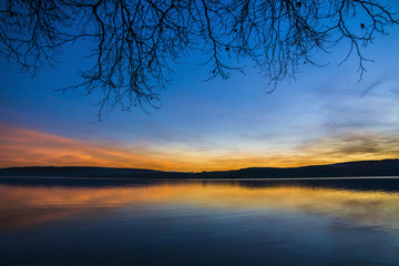 Fototapeta na wymiar Bodensee zur blauen Stunde mit schöner farbenfroher Wolkenstimmung