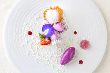 Keuken spatwand met foto Elegant dessert in bord, moleculaire gastronomie, haute couture dessert © triocean