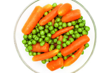 Erbsen und Möhren in einer Glasschale