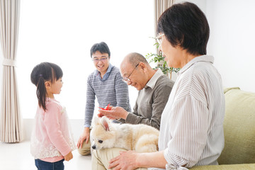 故郷に帰省する子供