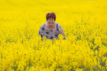 Frau im Rapsfeld