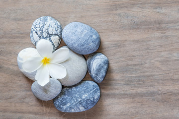 Obraz na płótnie Canvas frangipani flower and stone zen spa on wood
