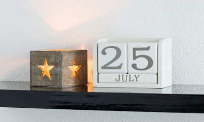 White block calendar present date 25 and month July
