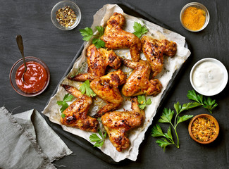 Grilled chicken wings on baking tray © voltan
