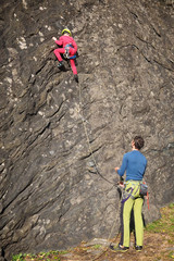 Vater und Tochter klettern, Kinderklettern am Felsen