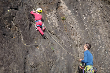 Klettern, Vater sichert Tochter beim Klettern, Chiavenna, Bergell