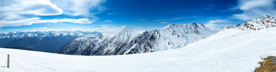Fototapeta na wymiar Panorama der Tiroler Alpen mit Blick über das Inntal im Skigebiet Serfaus, Österreich.