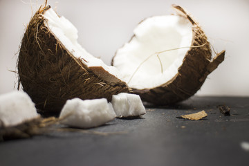 Cocco aperto su ardesia