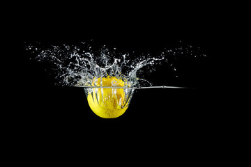 lemon in water splash