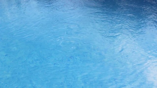 Wasser bewegt sich im Swimmingpool  im Urlaub