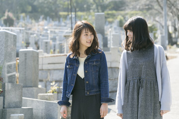 墓参りする女性