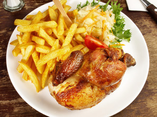 Halbes Grillhähnchen mit Pommes Frites