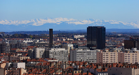 Chaine des alpes au-dessus de la ville de Lyon