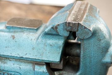 Parallelschraubstock geschlossen in der Metallverarbeitung als close up