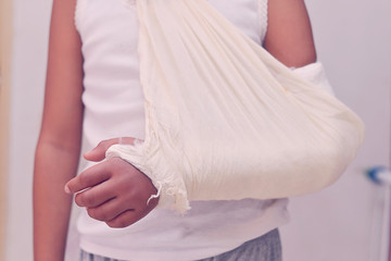 Obraz premium Patients forearm fracture.Paramedical using arm sling to stabilize.