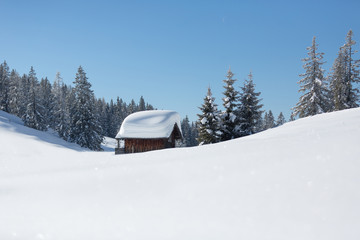 Eingeschneite Skih&uuml;tte. Winterlandschaft in den &ouml;sterreichischen Alpen