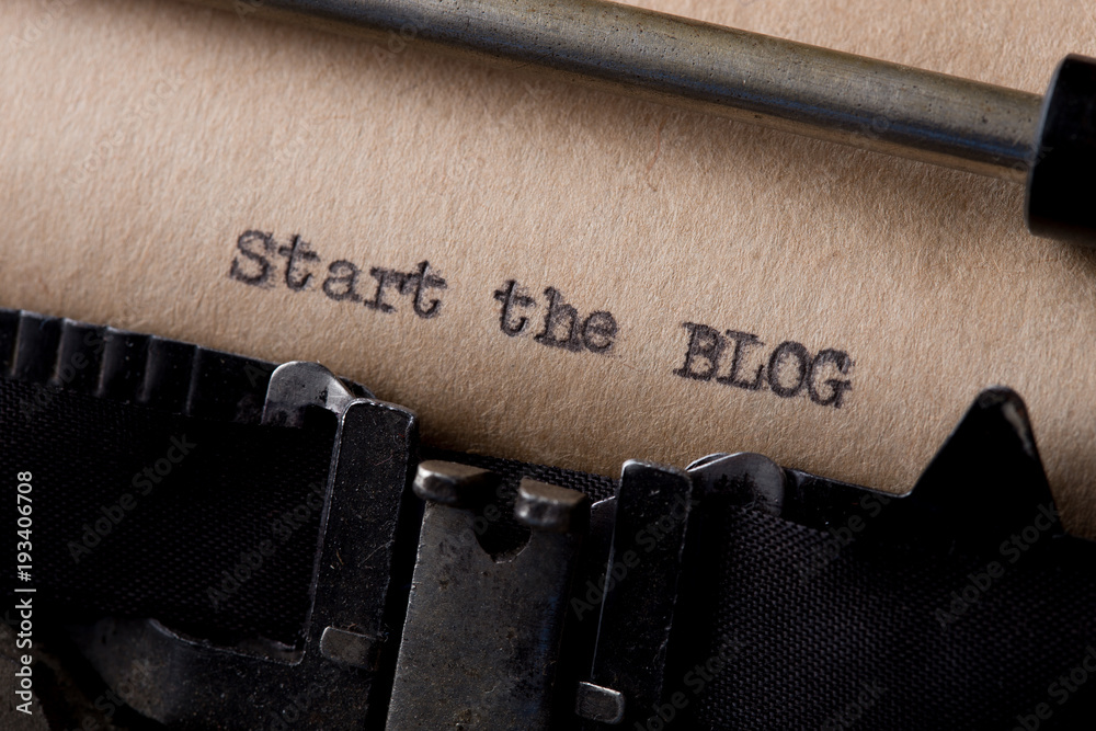 Fototapete start the blog - text message on the typewriter close-up