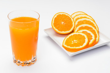 Succo d'arancia gialla su fondo bianco, fuoco selettivo
