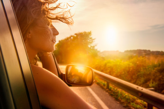 Frau schaut aus dem Auto 