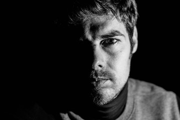 Retrato en blanco y negro de un hombre serio