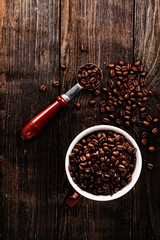 kaffee bohnen mit tasse und löffel