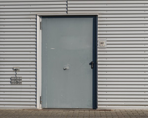 Obraz na płótnie Canvas Graue Stahltür einer Lagerhalle
