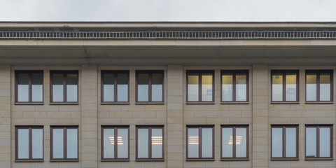 Moderne Fenster einer Fassade eines Hauses