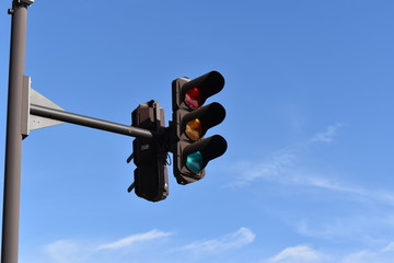 信号機と青空