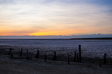 Obraz premium Pink salty Siwash Lake at sunset