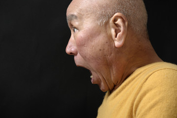 激怒するシニア