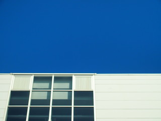 青空と白いビル