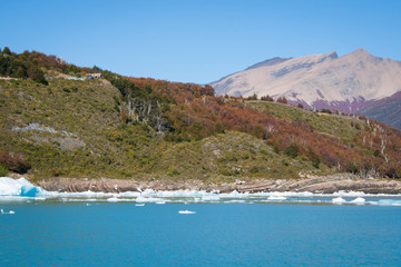 Obraz premium Moutains and little icebergs