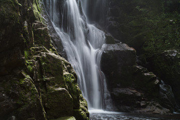 Fototapeta na wymiar Small mountain waterfall 