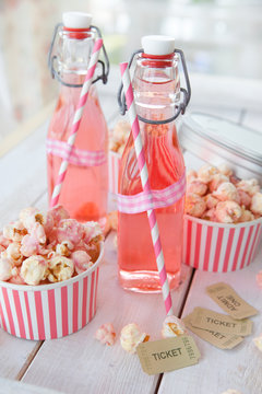 Buntes Popcorn und Limonde