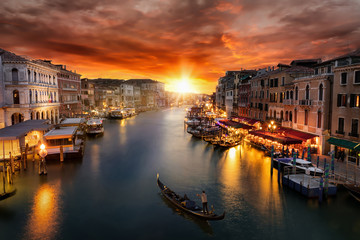 Romantischer Sonnenuntergang über dem Canal Grande in Venedig mit vorbeifahrender Gondel - obrazy, fototapety, plakaty