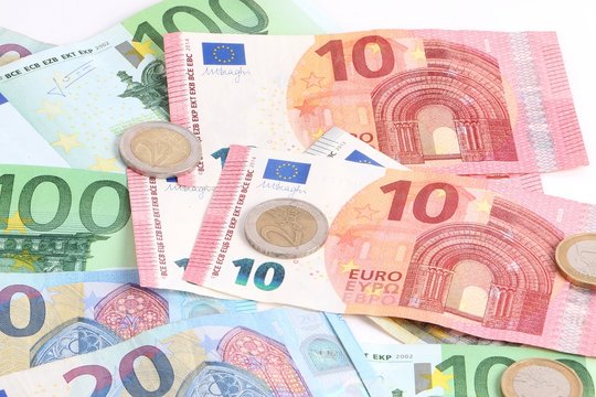 verschiedene Euros liegen im Studio