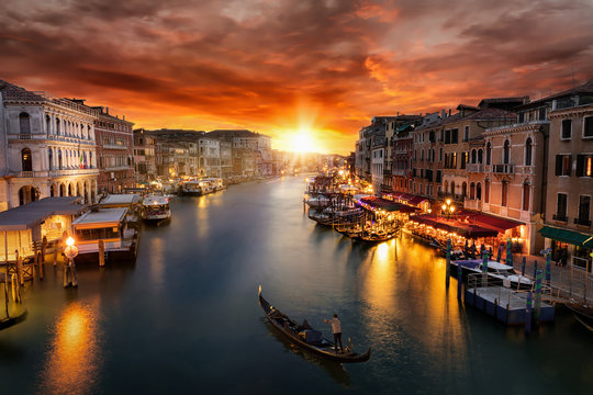 Fototapeta Romantischer Sonnenuntergang über dem Canal Grande in Venedig mit vorbeifahrender Gondel