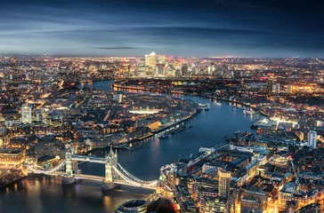 Poster London am Abend: von der Tower Bridge bis zum Finanzzentrum Canary Wharf © moofushi