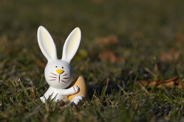 Osterhase mit Ei auf der Wiese