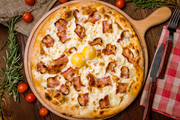 Carbonara pizza with bacon