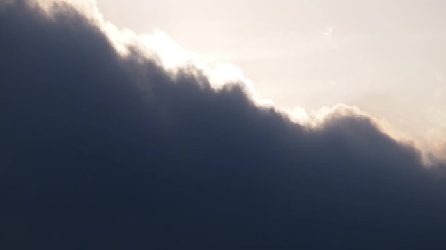 黒い雲と太陽の光