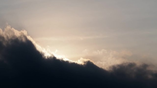 黒い雲と太陽の光