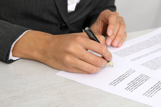Vetragsunterschrift durch eine Frauenhand